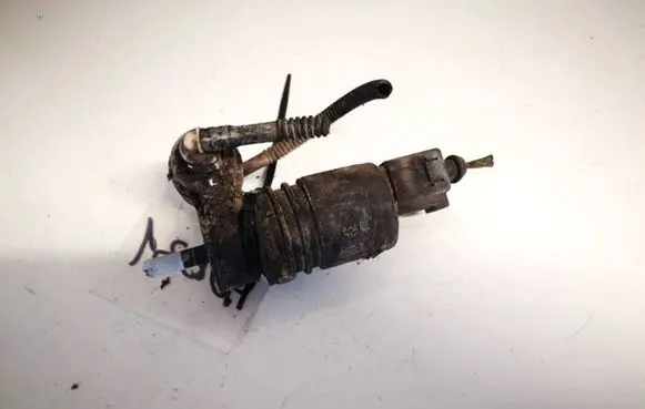 Volkswagen PASSAT B6 Windscreen/windshield washer pump