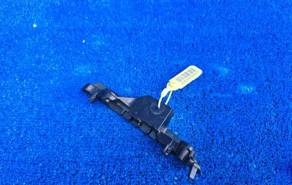 BMW 5 G30 G31 G38 Front bumper mounting bracket 7385349