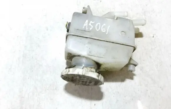 Mitsubishi Grandis Brake fluid reservoir 