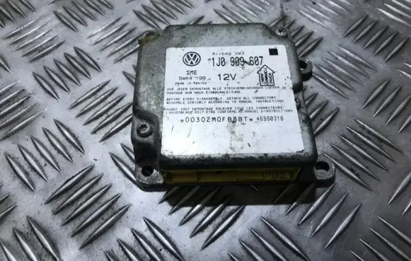 Volkswagen PASSAT B5 Airbag control unit/module 1j0909607 5wk4199