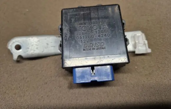 Toyota Hilux (AN10, AN20, AN30) Day light relay 8264212050
