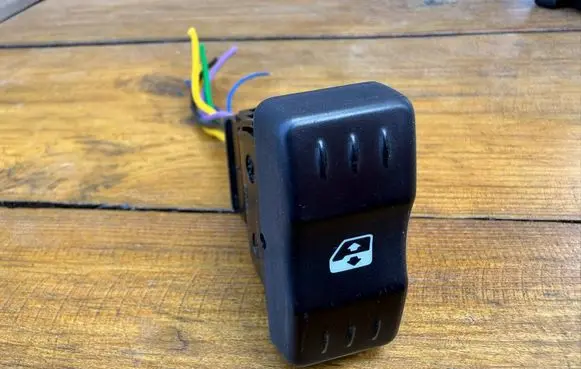 Dacia Logan I Electric window control switch 6001546141 22681