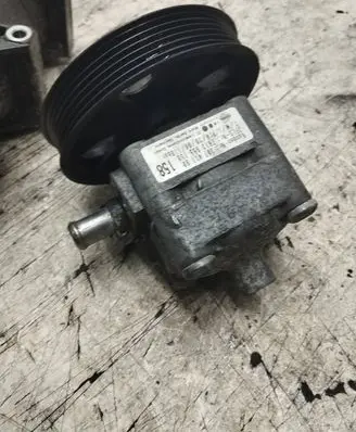 Volvo V70 Power steering pump 30741790