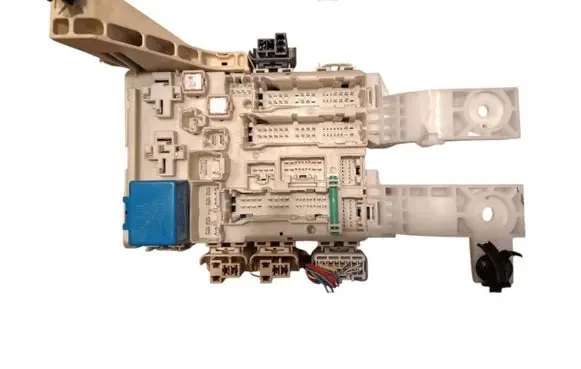 Toyota Yaris Fuse module 8273052700