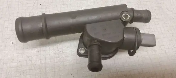 Volkswagen PASSAT B6 Engine coolant pipe/hose 038121132D