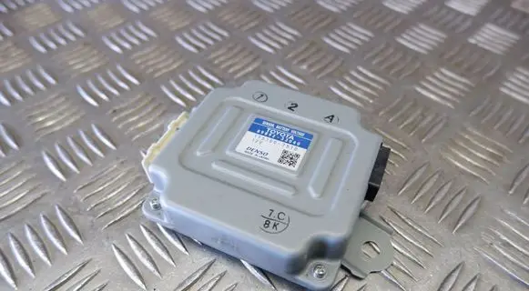 Lexus ES 300h (7th Gen) Battery control module 8989233040