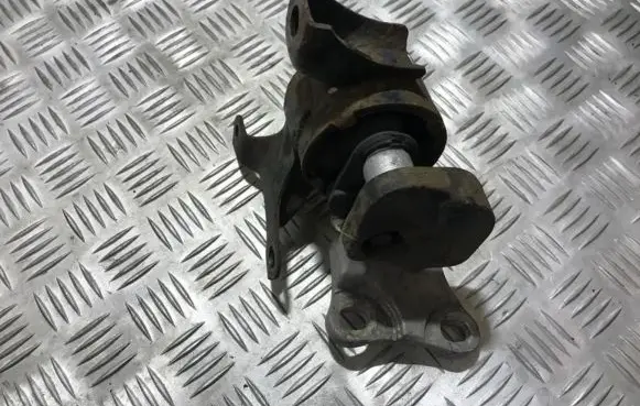 Honda CR-V Engine mount bracket