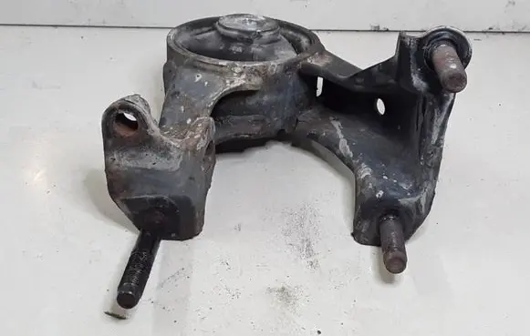 Toyota Avensis T250 Engine mount bracket
