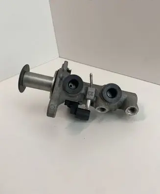 Volkswagen Jetta VI Master brake cylinder 1K0945459A