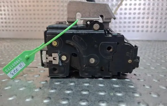 Audi A4 S4 B6 8E 8H Front door lock S18031773 4B1837015G