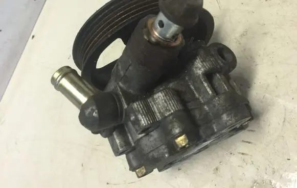Toyota Avensis T220 Power steering pump