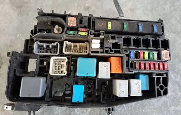 Toyota Avensis T270 Fuse box set 5883R0A1