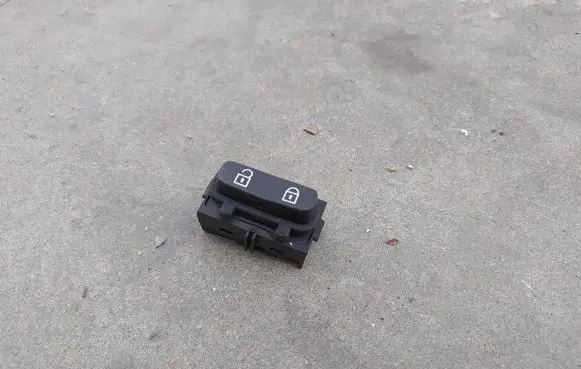 Volvo S80 Central locking switch button 30710475