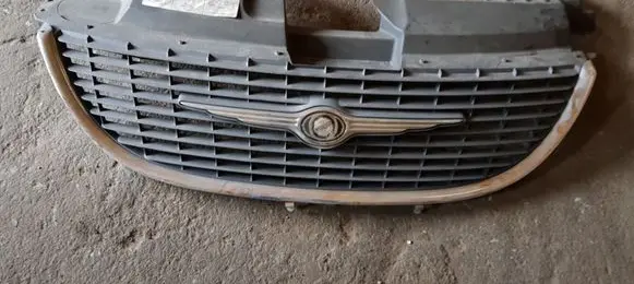 Chrysler Voyager Front bumper upper radiator grill
