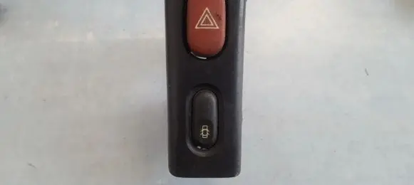 Renault Laguna I Hazard light switch