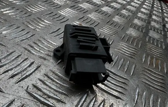 Skoda Superb B6 (3T) Seat heating relay 1K0959772