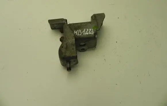 Mercedes-Benz E W212 Engine mounting bracket A2044900740 MB1223