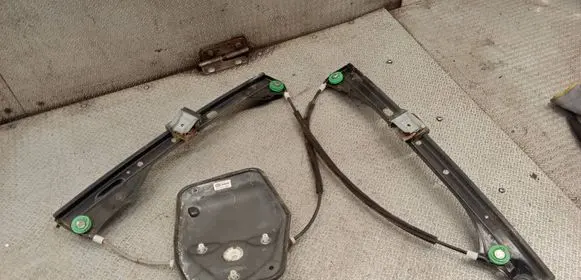 Volkswagen Golf Plus Front window lifting mechanism without motor 