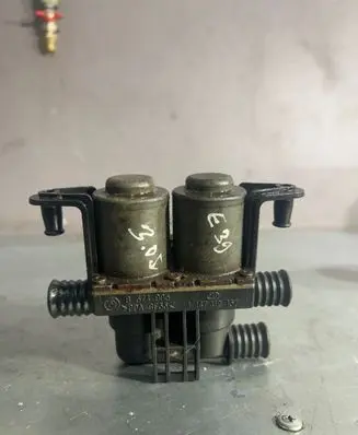 BMW 5 E39 Coolant heater control valve 8374995