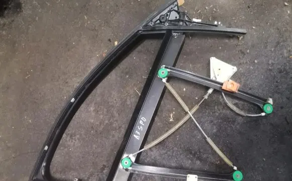 Audi A3 S3 8P Front door window/glass frame 
