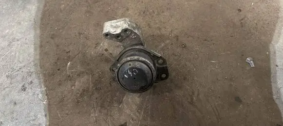 Volvo S40, V40 Engine mount bracket 30630605