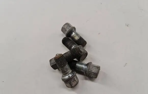 Volkswagen PASSAT B6 Nuts/bolts 