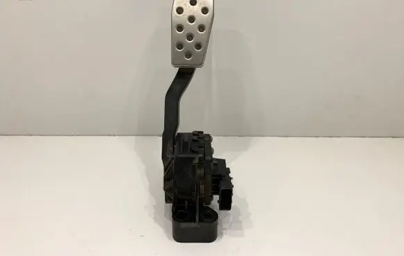 Accelerator throttle pedal