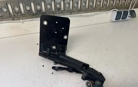 Renault Master III Sliding door lower roller guide/hinge 745970687R