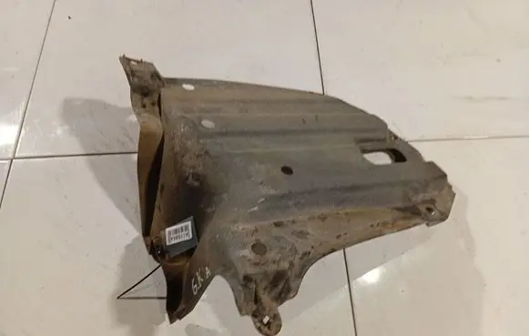 Toyota Avensis T250 Engine splash shield/under tray