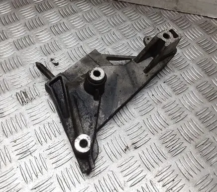 Engine mounting bracket