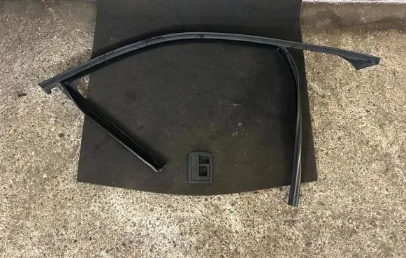 Mercedes-Benz E AMG W212 Rubber seal front door window/glass A2127250423