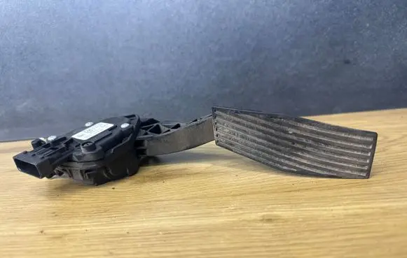 Opel Insignia A Accelerator throttle pedal 13237352