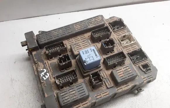 Peugeot 607 Fuse module 9641958680