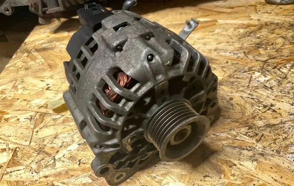 Volkswagen Polo V 6R Generator/alternator 03D903025J 607016680 2542746E