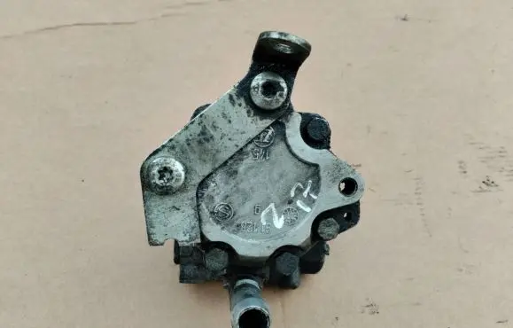 Peugeot 607 Power steering pump 9655444580