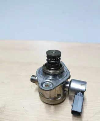 BMW 7 F01 F02 F03 F04 Fuel injection high pressure pump 7595339 0123996