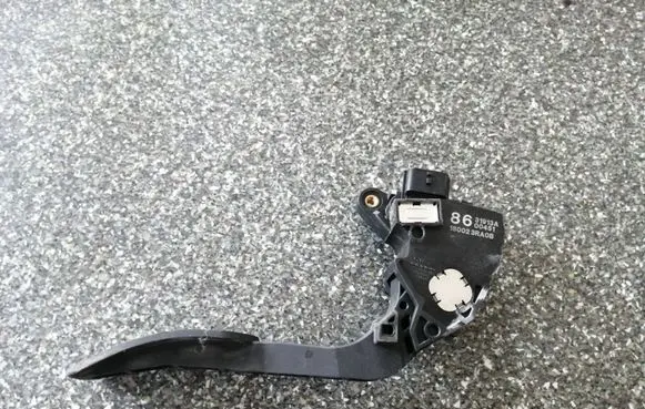 Nissan Leaf I (ZE0) Accelerator throttle pedal 180023RA0B