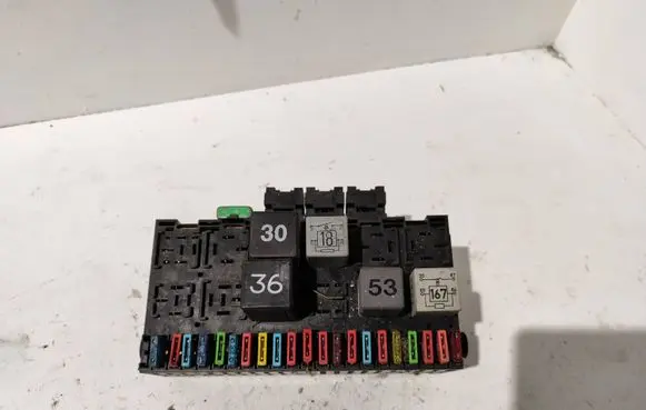 Volkswagen Golf III Fuse box set 357937039