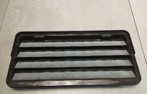 Quarter panel pressure vent