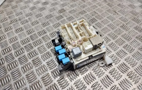 Toyota RAV 4 (XA30) Fuse module 8273042010 61250806 9497