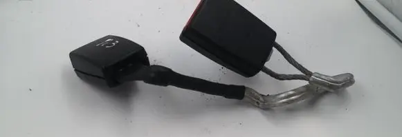 Middle seatbelt buckle (rear)