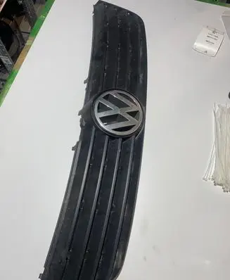 Volkswagen PASSAT B5 Front bumper upper radiator grill 3B0853653C