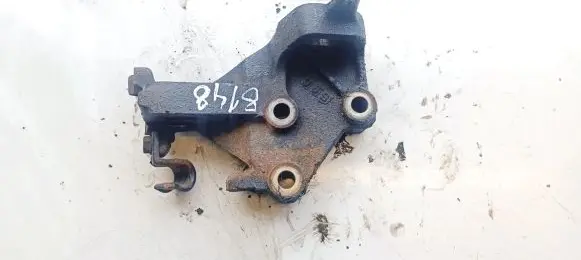 Honda FR-V Engine mounting bracket