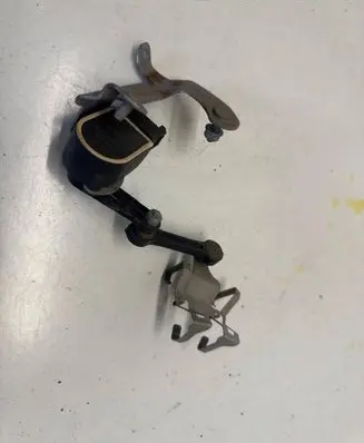 Mercedes-Benz E W213 Rear air suspension level height sensor A0009053704