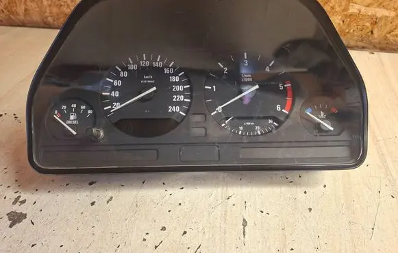 BMW 5 E34 Speedometer (instrument cluster) 8361119 9220300971