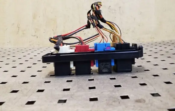 Volkswagen Golf VI Fuse module 1K2937503B
