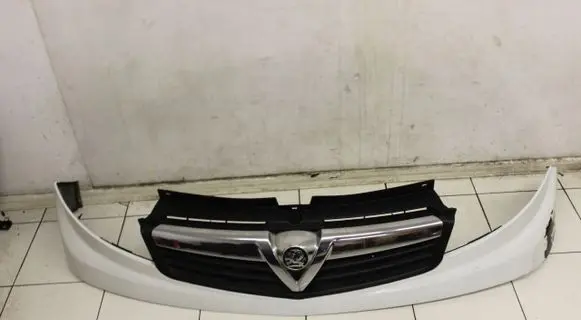 Opel Vivaro Front bumper upper radiator grill