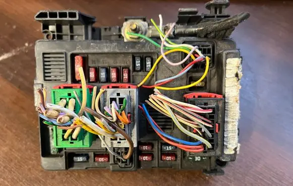 Citroen C3 Fuse module 9643498880
