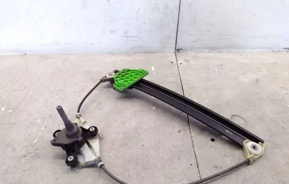 Rear door manual window regulator