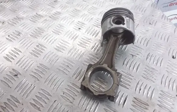 Opel Astra G Piston with connecting rod